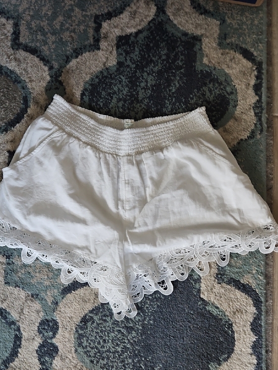 American Eagle Outfitters Pants - NWT American Eagle White Smocked Waist Lace Hem Shorts - Size XL